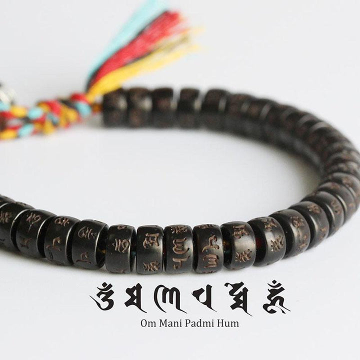 Bracelet de perles en coquille de noix de coco avec mantra gravé - Karma et Moi