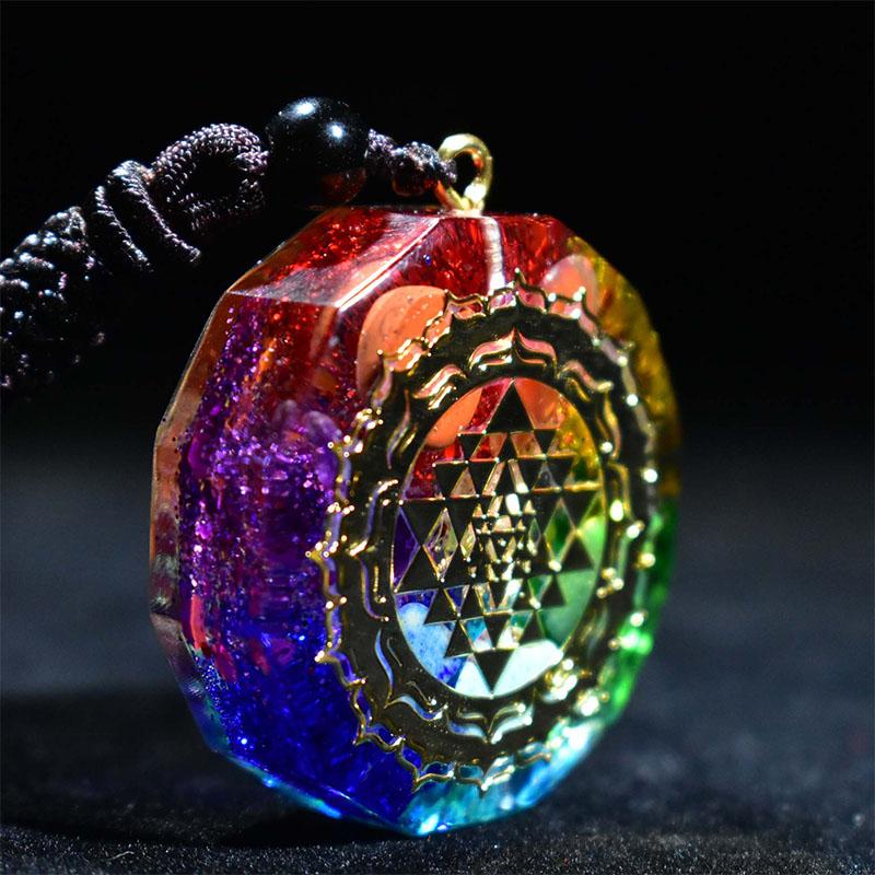 Collier avec pendentif en orgonite des 7 chakras - Karma et Moi