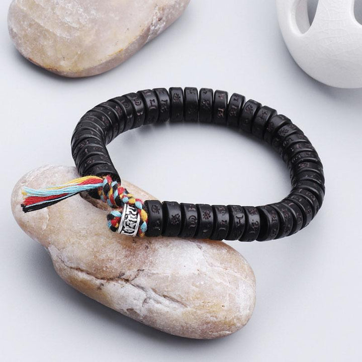 Bracelet de perles en coquille de noix de coco avec mantra gravé - Karma et Moi