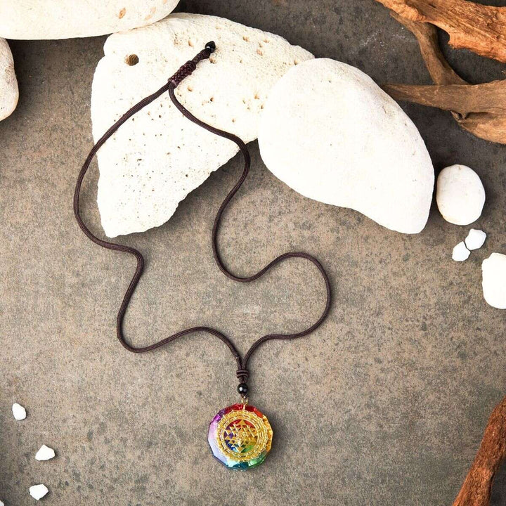 Collier avec pendentif en orgonite des 7 chakras - Karma et Moi
