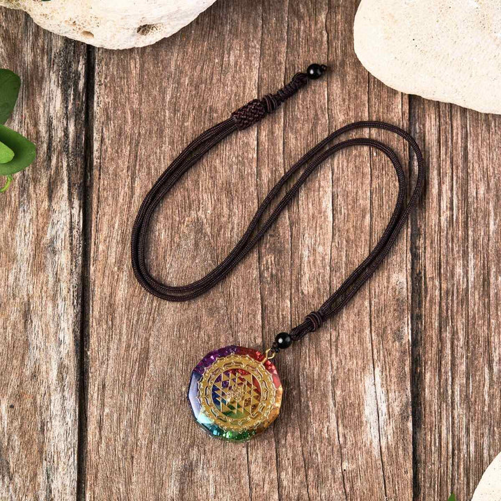 Collier avec pendentif en orgonite des 7 chakras - Karma et Moi