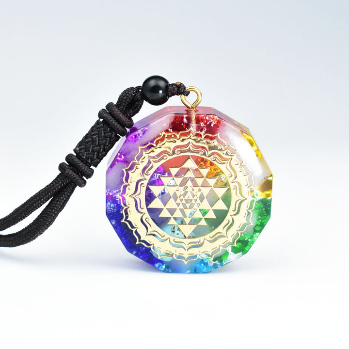 Collier avec pendentif en orgonite des 7 chakras - Karma et Moi