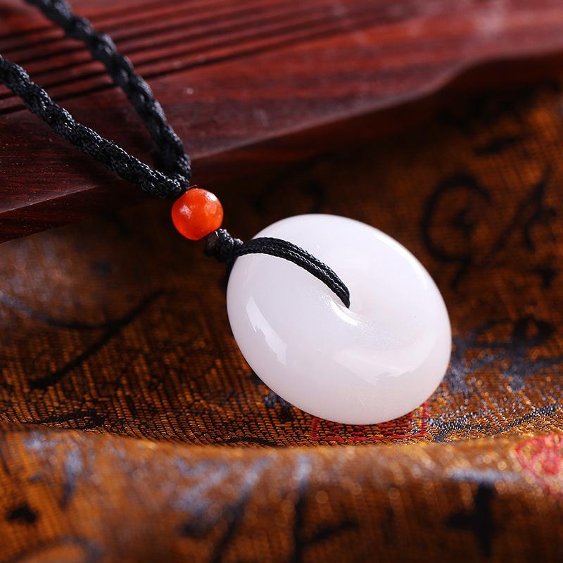 Collier avec un disque en jade blanc - Karma et Moi
