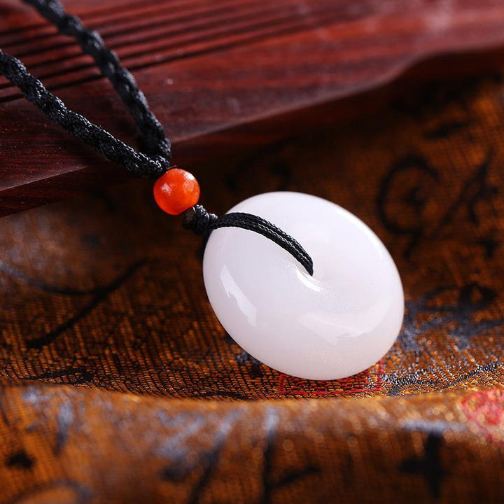 Collier avec un disque en jade blanc - Karma et Moi