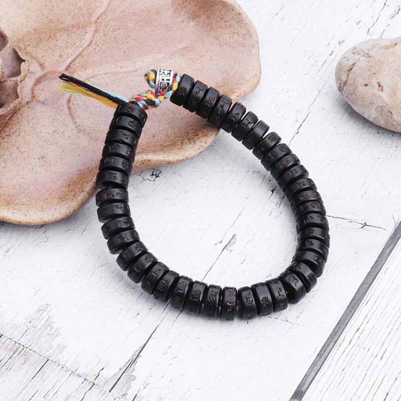 Bracelet de perles en coquille de noix de coco avec mantra gravé - Karma et Moi