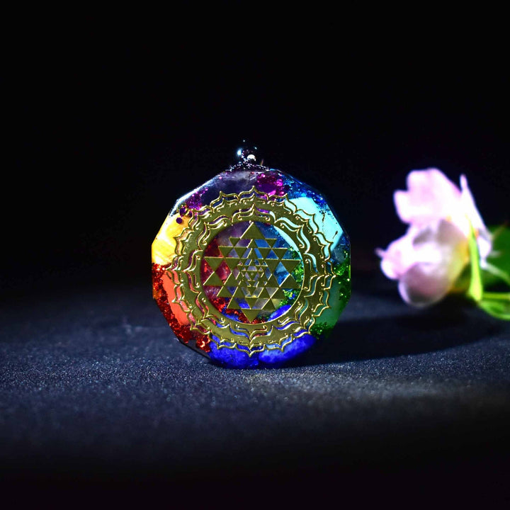 Collier avec pendentif en orgonite des 7 chakras - Karma et Moi