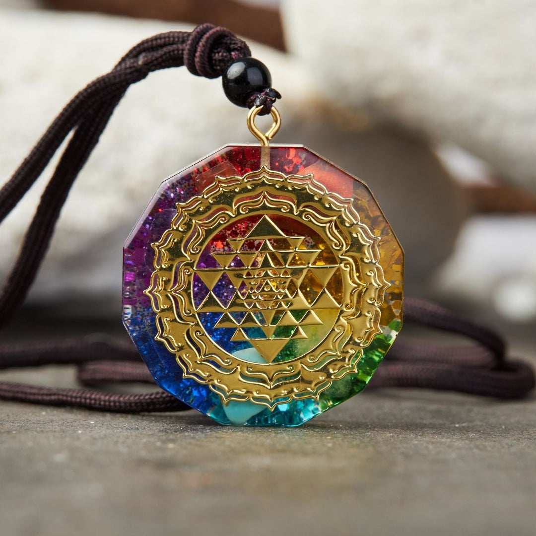Collier avec pendentif en orgonite des 7 chakras - Karma et Moi