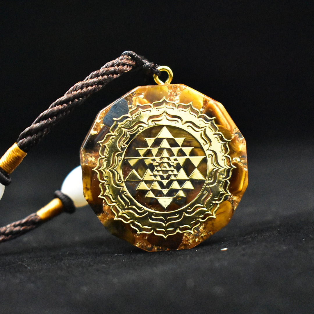 Collier en orgonite Sri Yantra sacré - Œil de Tigre - Karma et Moi