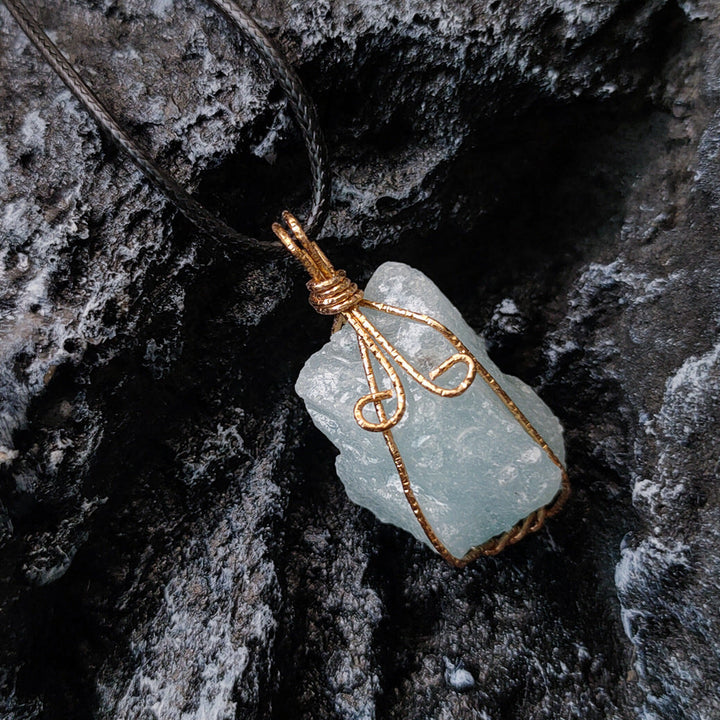 Collier avec pendentif en pierre d'aigue-marine brute - Karma et Moi